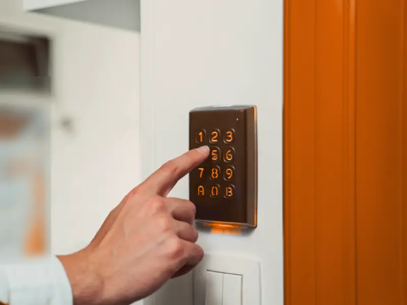 Contrôle d'accès : clavier à code et badge